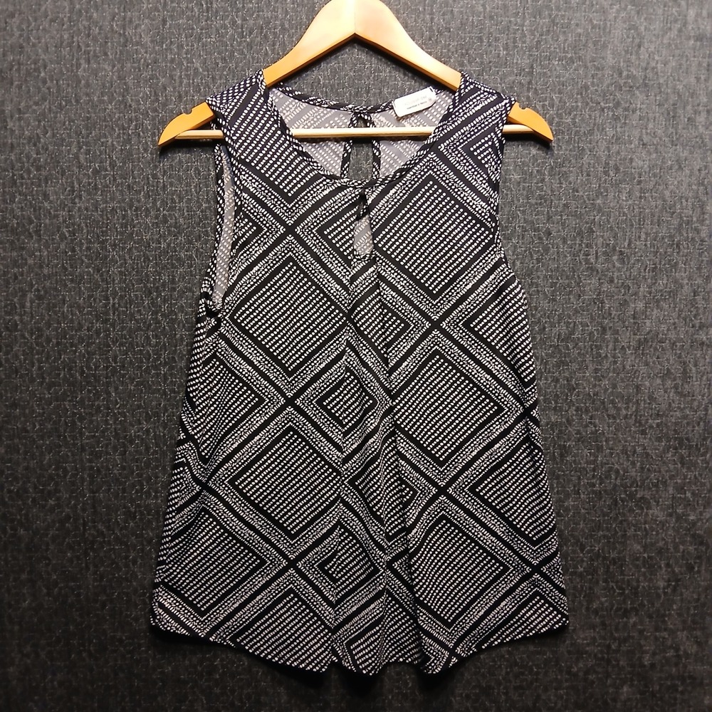 Exclusive One Womens Medium Sleeveless Blouse Black White Geometric Diamond Top